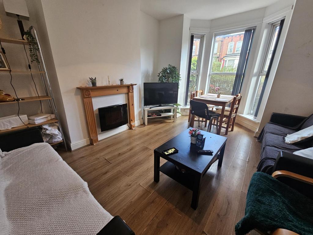 Bright, well-presented living room with a bay w...