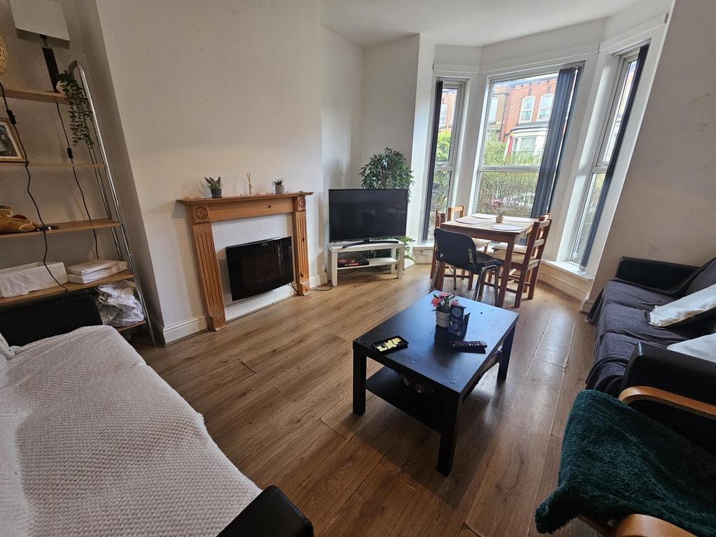 Bright, well-kept living room with large bay wi...