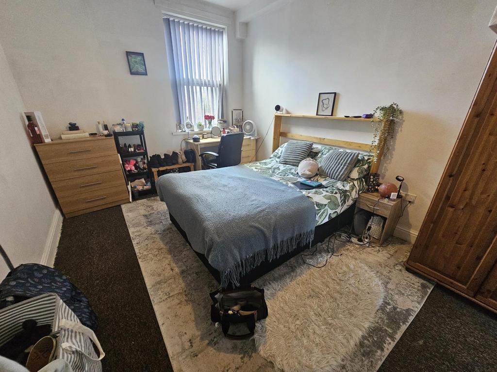 Well-presented double bedroom with a double bed...