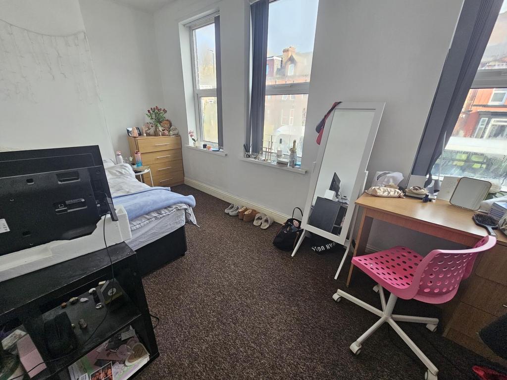 Bright, tidy bedroom with two large windows, a ...