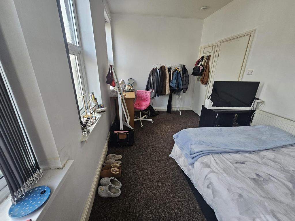 Bright single bedroom with two large sash windo...