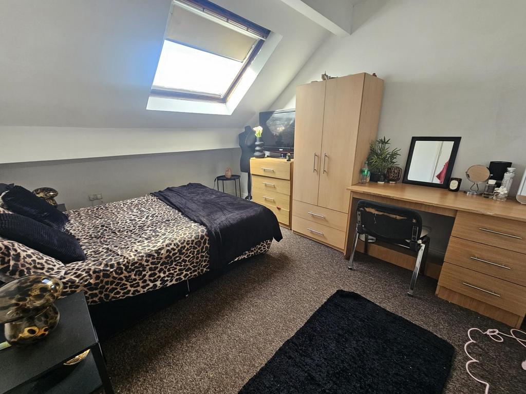 Bright, loft-style double bedroom with a skylig...