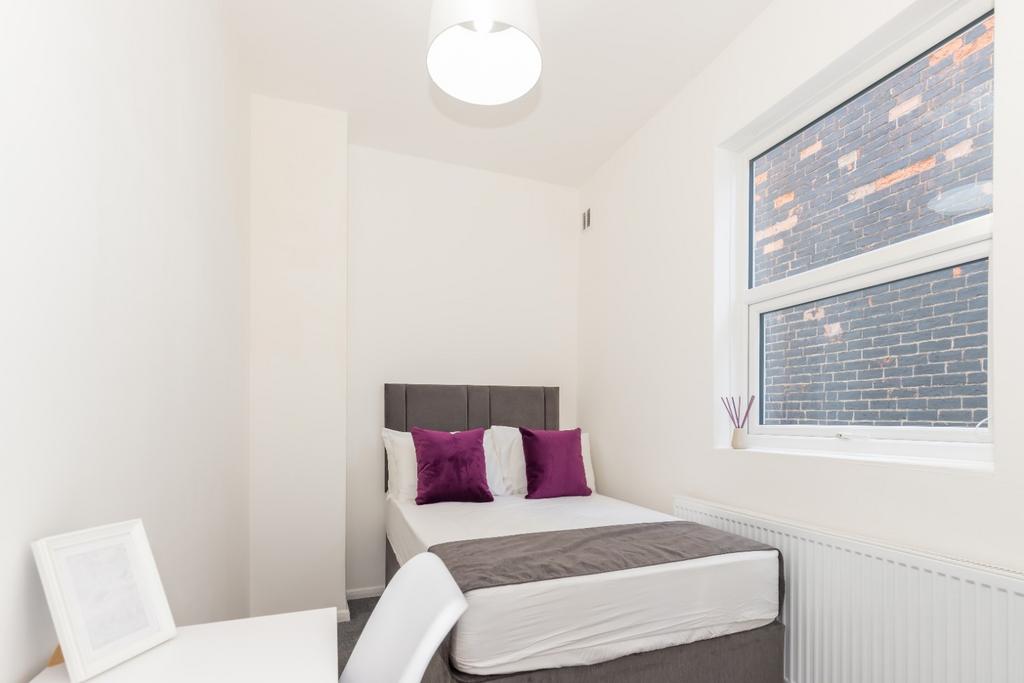 Bright, neatly presented single bedroom with a ...