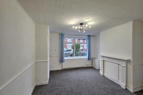 3 bedroom semi-detached house to rent, Ruskin Road, Droylsden, Manchester