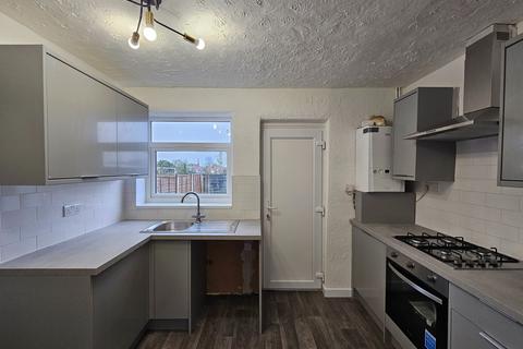 3 bedroom semi-detached house to rent, Ruskin Road, Droylsden, Manchester