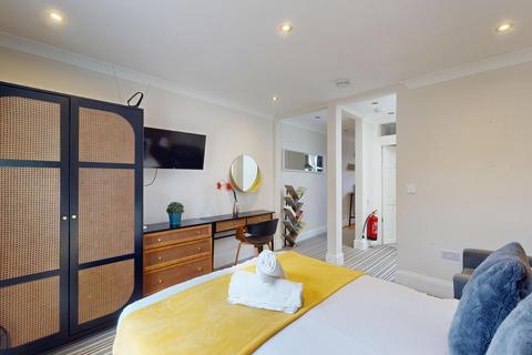Studio to rent, Studd Street