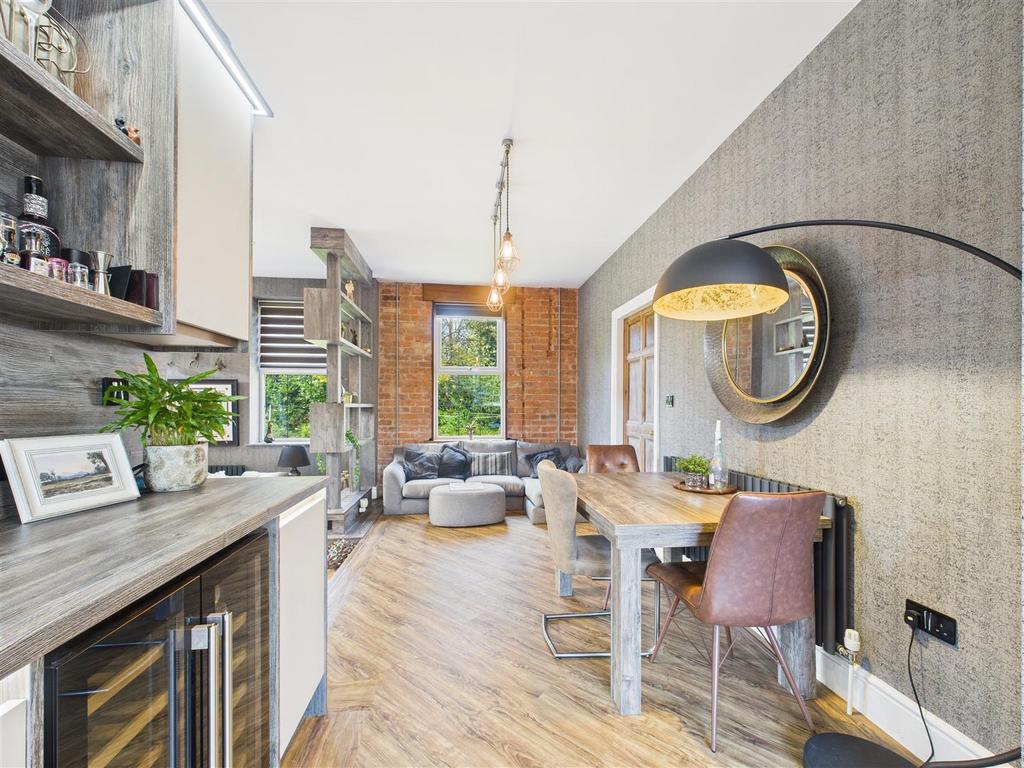 Living/dining area