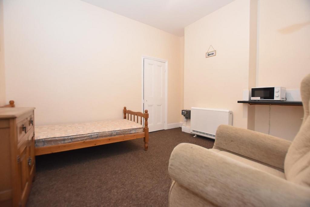 Bedsit 2.jpg