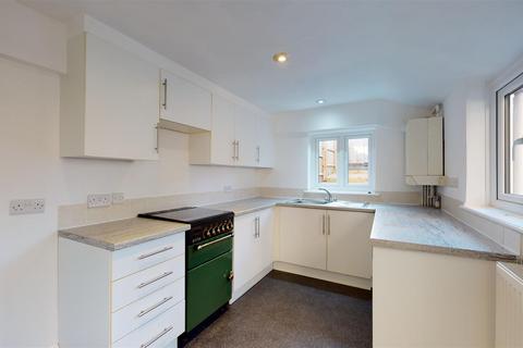 2 bedroom terraced house to rent, Queens Walk, Stamford