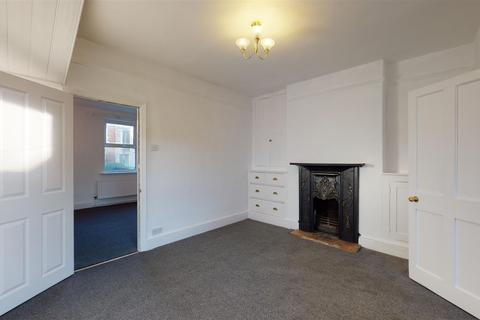2 bedroom terraced house to rent, Queens Walk, Stamford