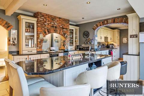 6 bedroom detached house for sale, Main Street, Flixton, Scarborough