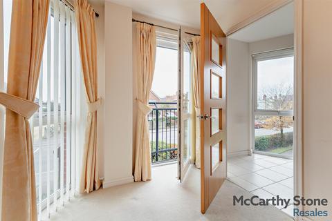 2 bedroom apartment for sale, Farringford Court, Avenue Road, Lymington, Hampshire, SO41 9PA