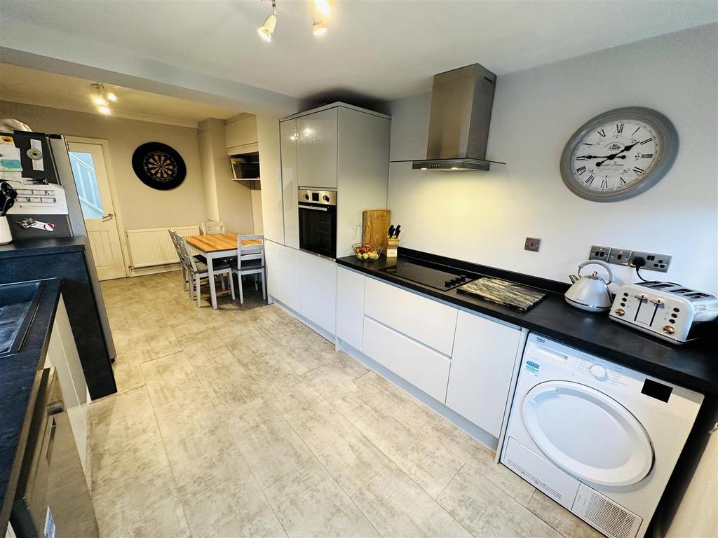Kitchen 2.jpg