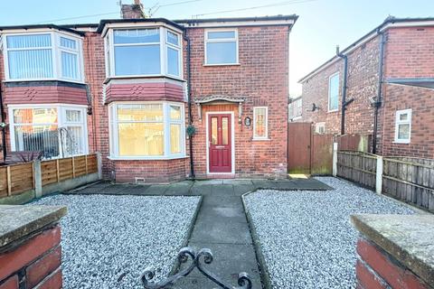 3 bedroom semi-detached house to rent, Ruskin Road, Bury M25