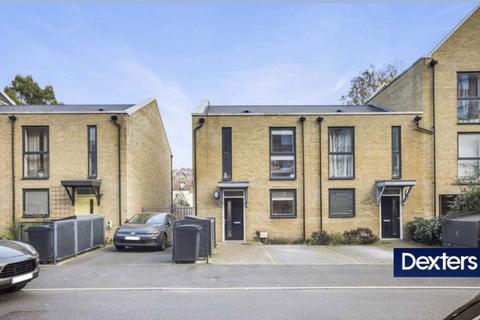 3 bedroom semi-detached house to rent, Bathurst Square, London N15