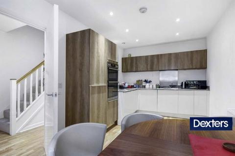 3 bedroom semi-detached house to rent, Bathurst Square, London N15