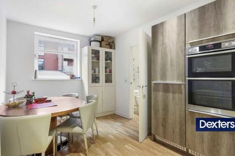 3 bedroom semi-detached house to rent, Bathurst Square, London N15