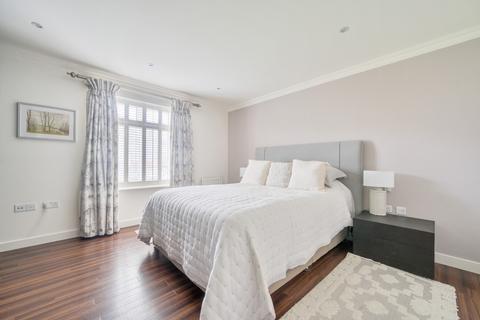 15 Beacon Crescent, Hindhead, GU26 6UG