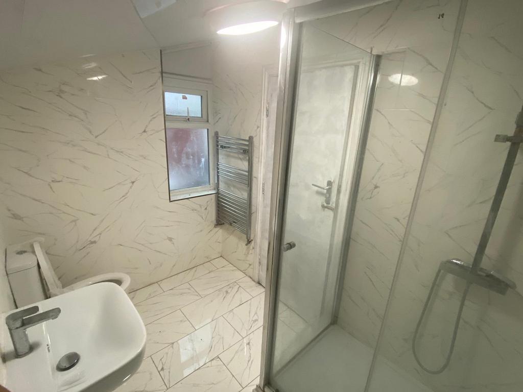 Bright modern bathroom with elegant marble-effe...