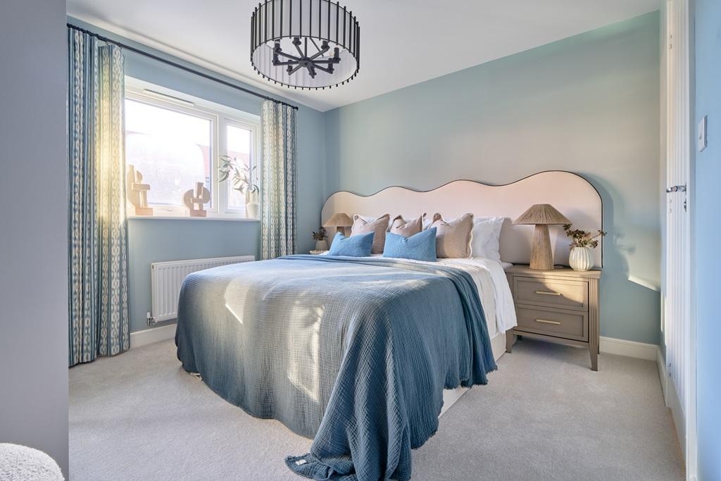 Spacious main bedroom