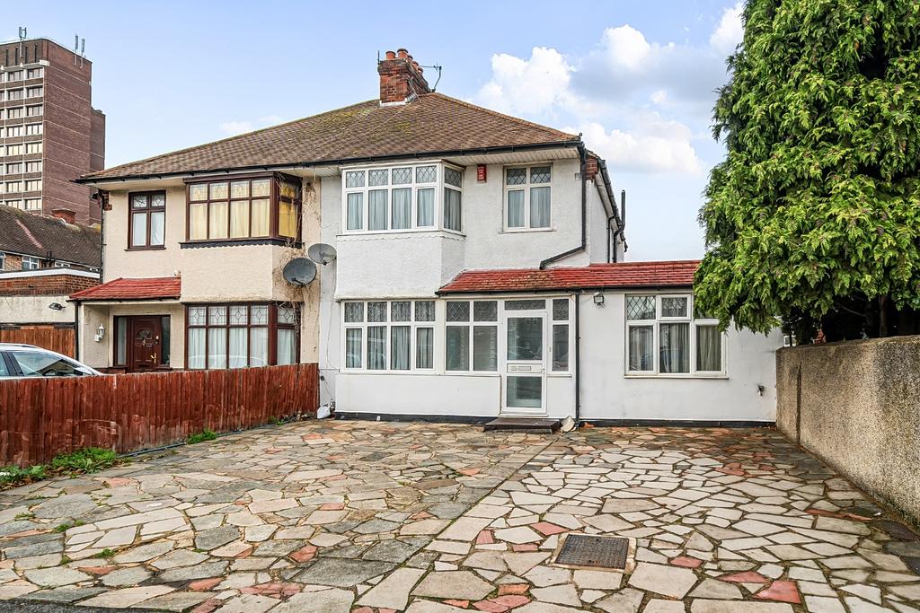 Detached house exterior, driveway