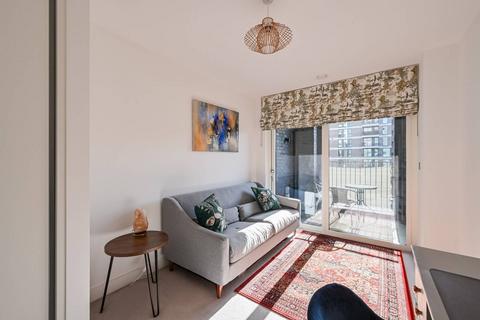 2 bedroom flat to rent, Lanthorn Court, LONDON E3