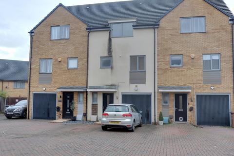 4 bedroom terraced house to rent, Lulworth Close, Stevenage SG1