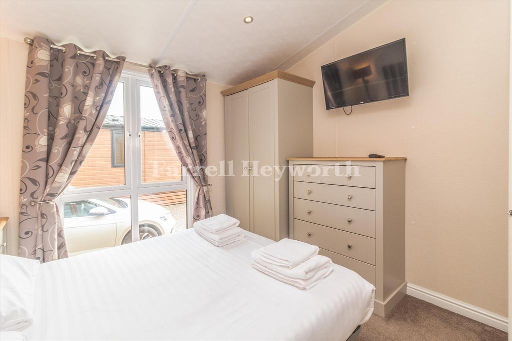 Bedroom 2 image 2