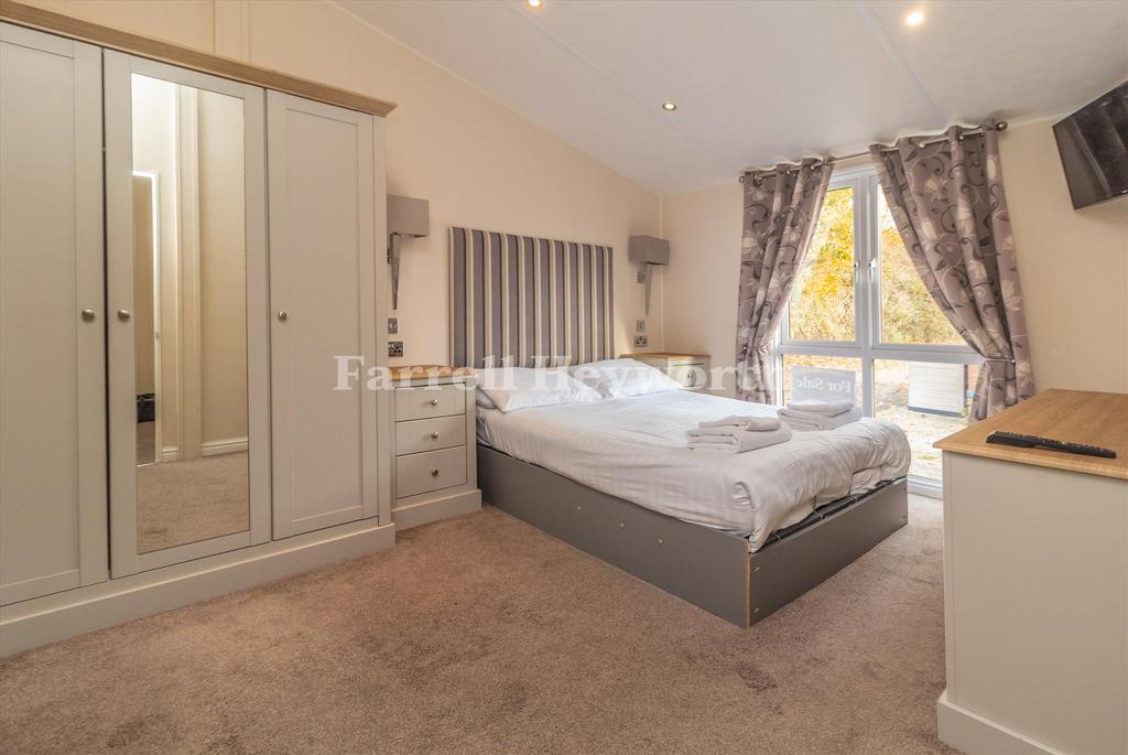 Bedroom 1 image 2