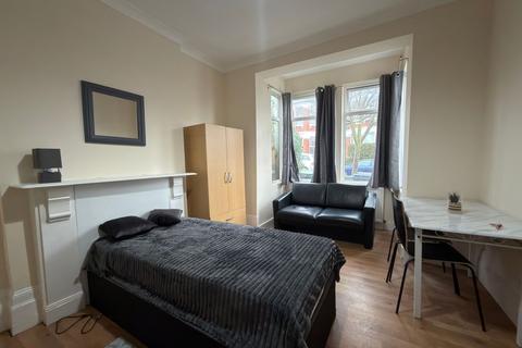 Studio to rent, Seymour Road, London N8