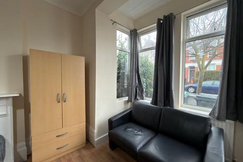 Studio to rent, Seymour Road, London N8