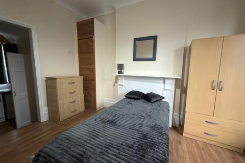 Studio to rent, Seymour Road, London N8