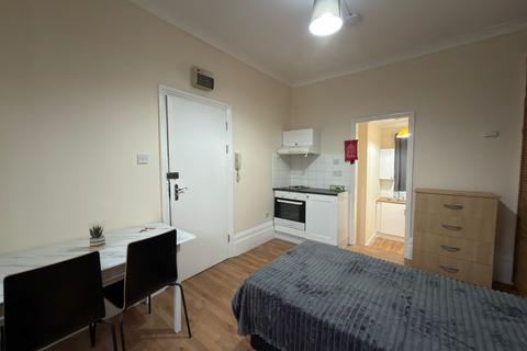 Studio to rent, Seymour Road, London N8