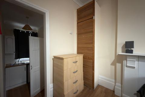 Studio to rent, Seymour Road, London N8