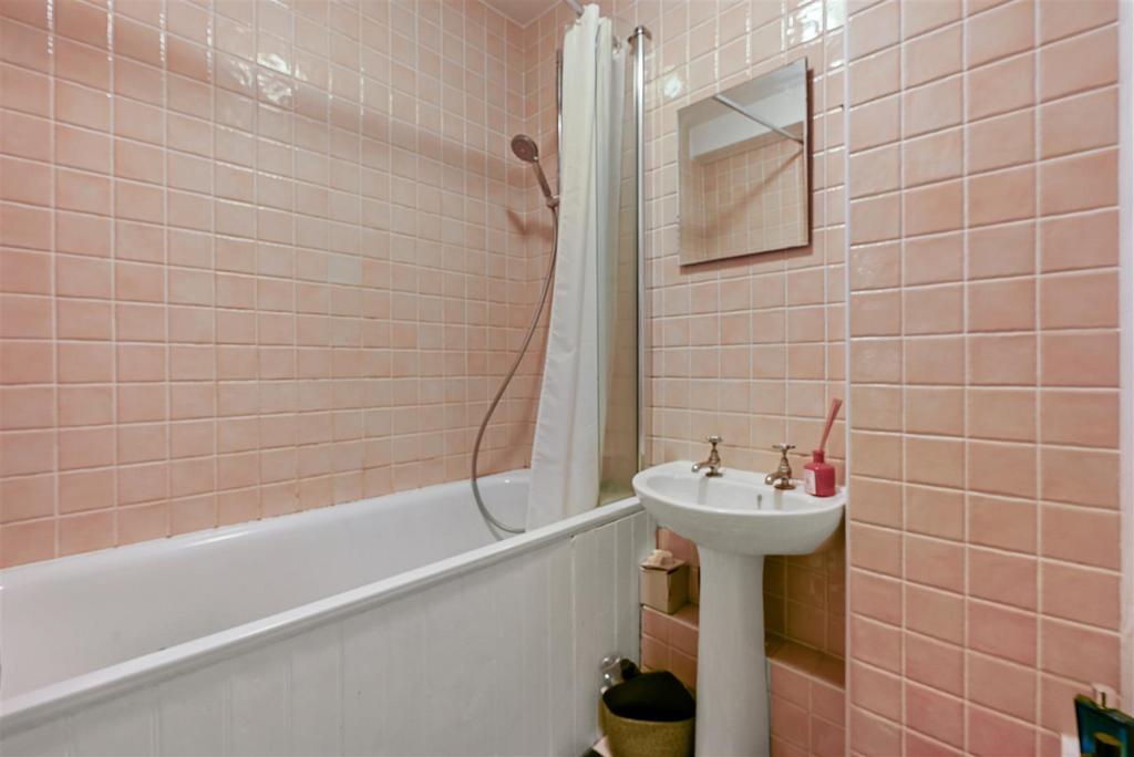 223 Holly Lodge Mansions - Bathroom.JPG