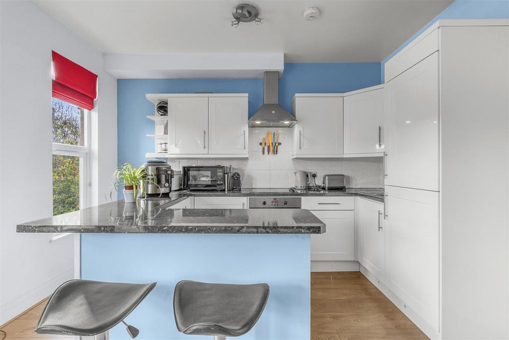 Flat 5, 123 London Rd, HP11 1 BT-7.jpg