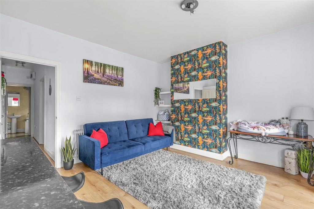 Flat 5, 123 London Rd, HP11 1 BT-8.jpg