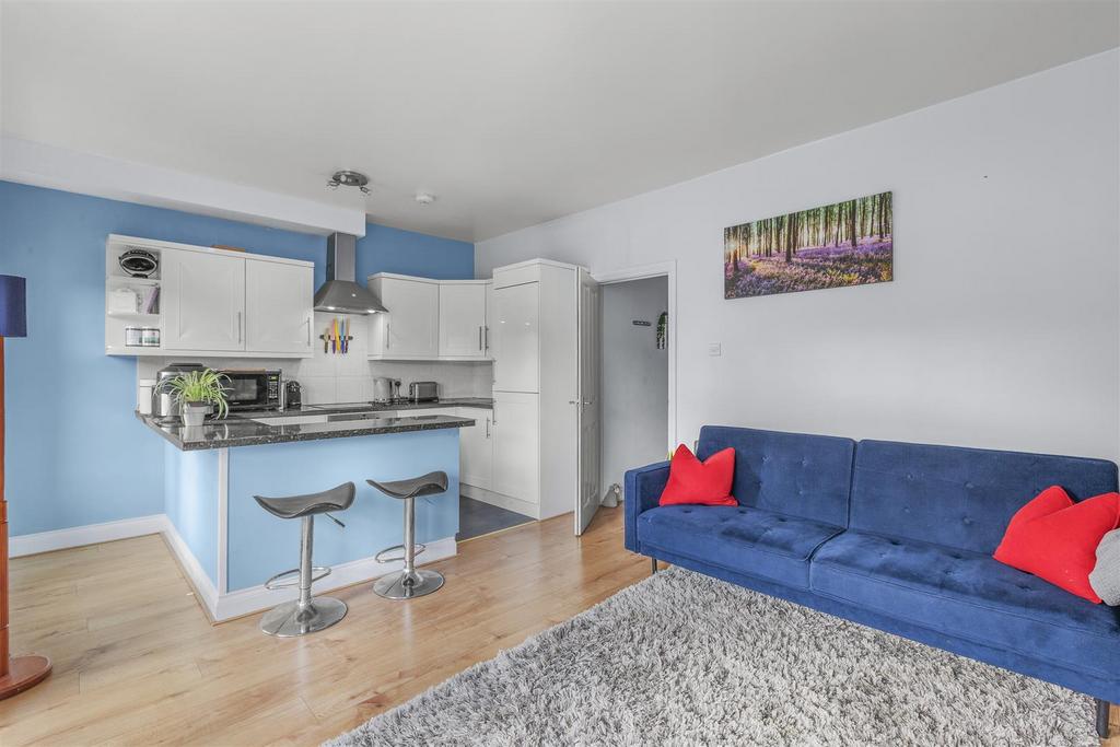 Flat 5, 123 London Rd, HP11 1 BT-6.jpg