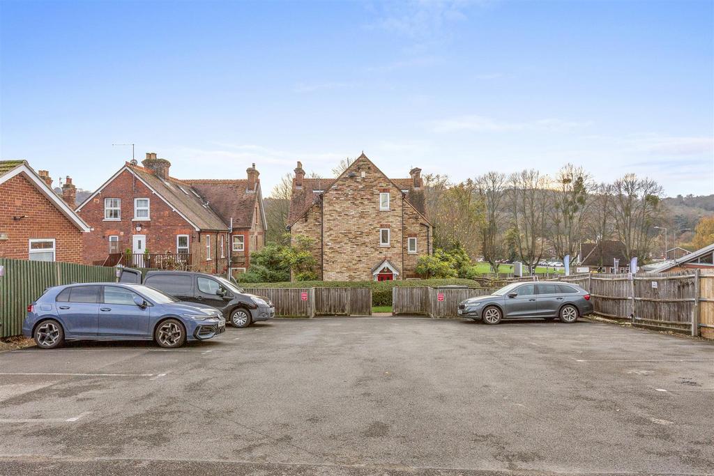 Flat 5, 123 London Rd, HP11 1 BT-13.jpg