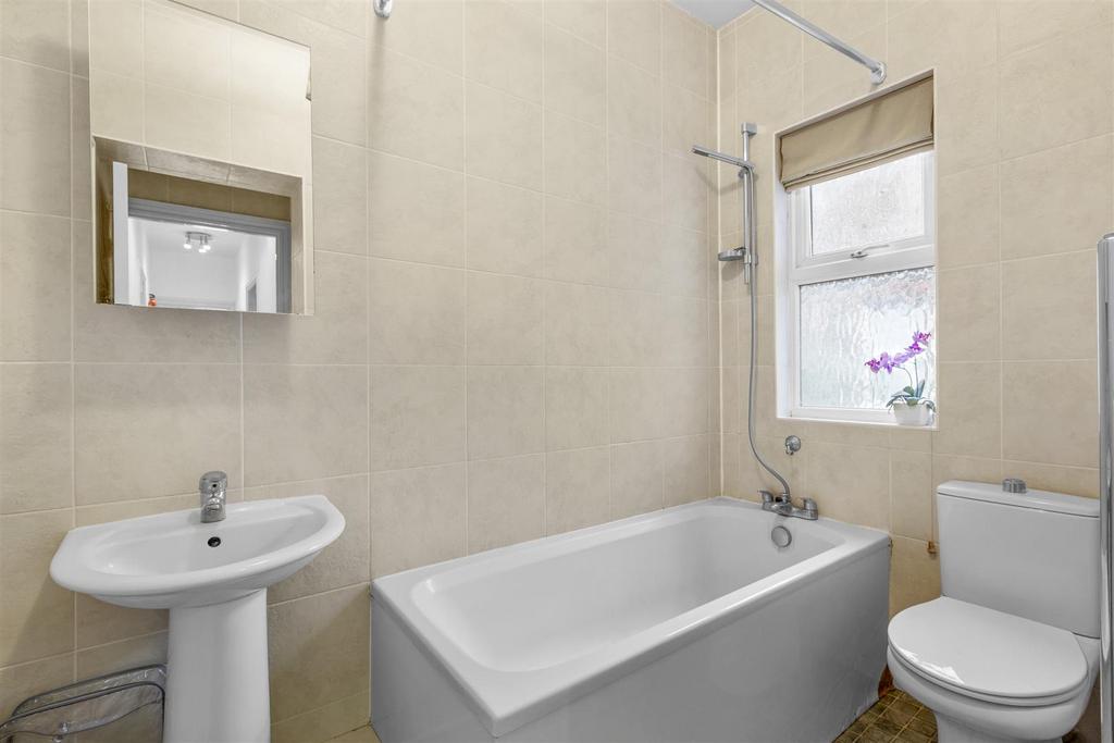 Flat 5, 123 London Rd, HP11 1 BT-1.jpg