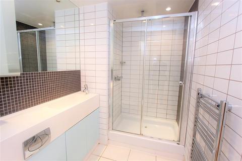 Studio to rent, Chadwell Lane, Hornsey N8