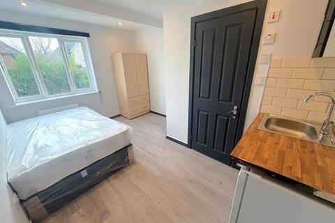 6 bedroom terraced house to rent, 103 Raymond Crescent, Guildford GU2