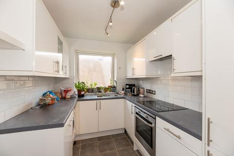 2 bedroom flat to rent, Waynflete Street, London, SW18