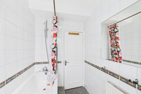 4 bedroom apartment to rent, Kilburn High Road, London, NW6