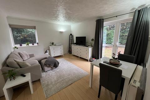 2 bedroom flat to rent, Southwood Court, Pine Grove, Weybridge, KT13