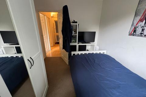 2 bedroom flat to rent, Southwood Court, Pine Grove, Weybridge, KT13