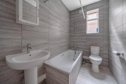 2 bedroom flat for sale, Bavent Road, London, SE5