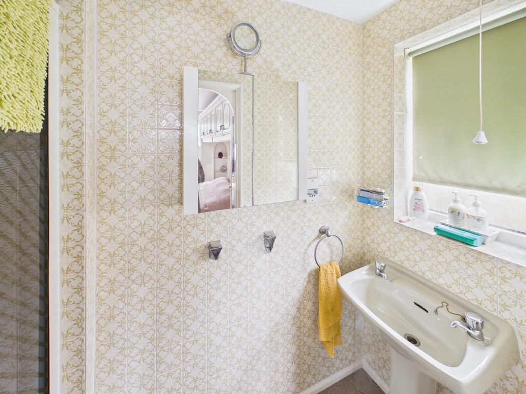 En-Suite to Main Bedroom