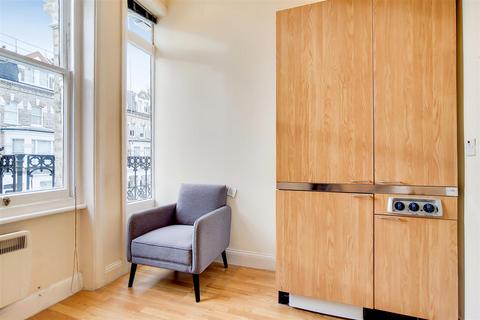 Studio to rent, Gunterstone Road, London W14