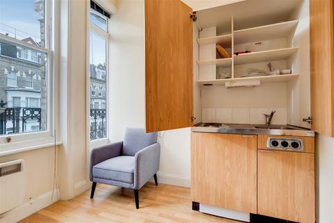 Studio to rent, Gunterstone Road, London W14